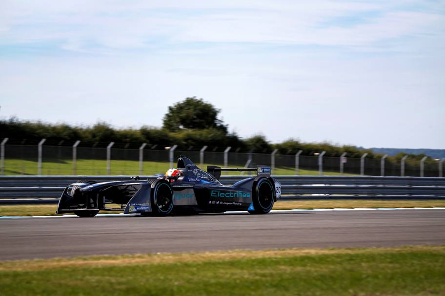 Ecco le prime immagini della Jaguar I-Type durante i test preliminari al Circuito di Donington in vista della prossima stagione di Formula E. I prossimi test saranno dal 5 al 7 settembre 2016, alla vigilia della presentazione del team l’8 settembre